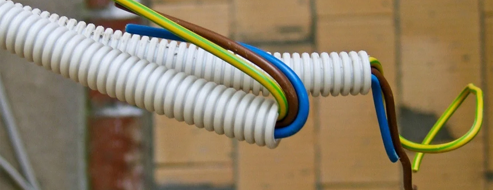 Прокладка кабеля в гофре: нормы ПУЭ при скрытой и открытой прокладке,  советы по протяжке кабеля в гофру